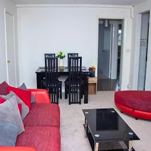 https://comfypoundhillcrawley-apartment-near-gatwick-and-london.brighton-hotels-england.com