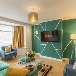 Bright, Cosy - 3 Beds, Parking, Virgin Wifi, Modern Holiday home